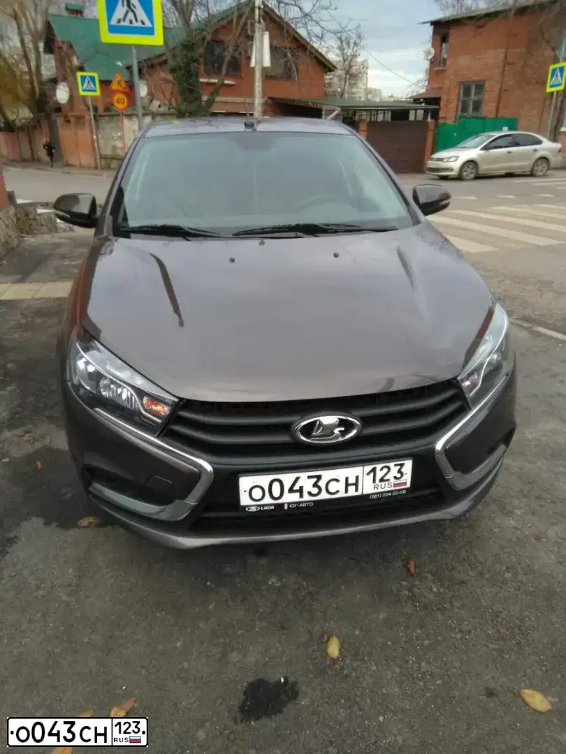 Фото автомобиля LADA VESTA, 2016 — госномер О043СН123. Цвет: Коричневый