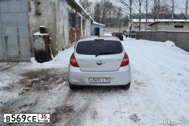 Фото автомобиля HYUNDAI I20, 2009 — госномер В569СЕ35. Цвет: СЕРЕБРИСТЫЙ