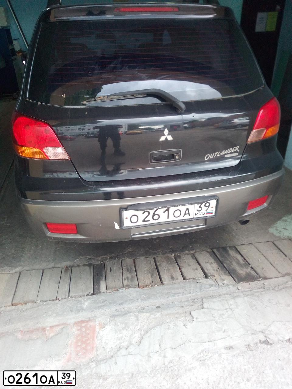Фото автомобиля MITSUBISHI OUTLANDER, 2002 — госномер О261ОА39. Цвет: ЧЕРНЫЙ