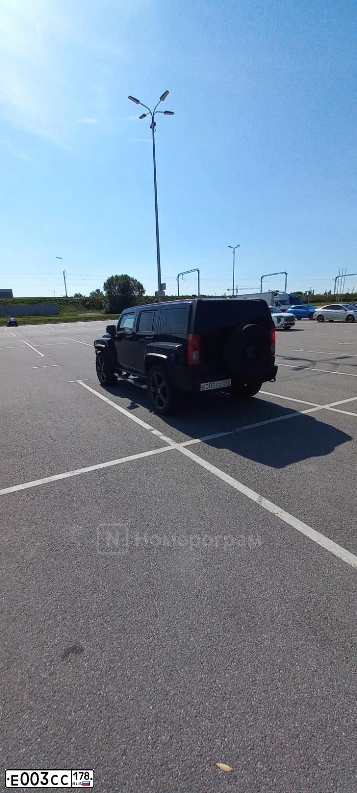 Фото автомобиля HUMMER H3, 2005 — госномер Е003СС178. Цвет: ЧЕРНЫЙ
