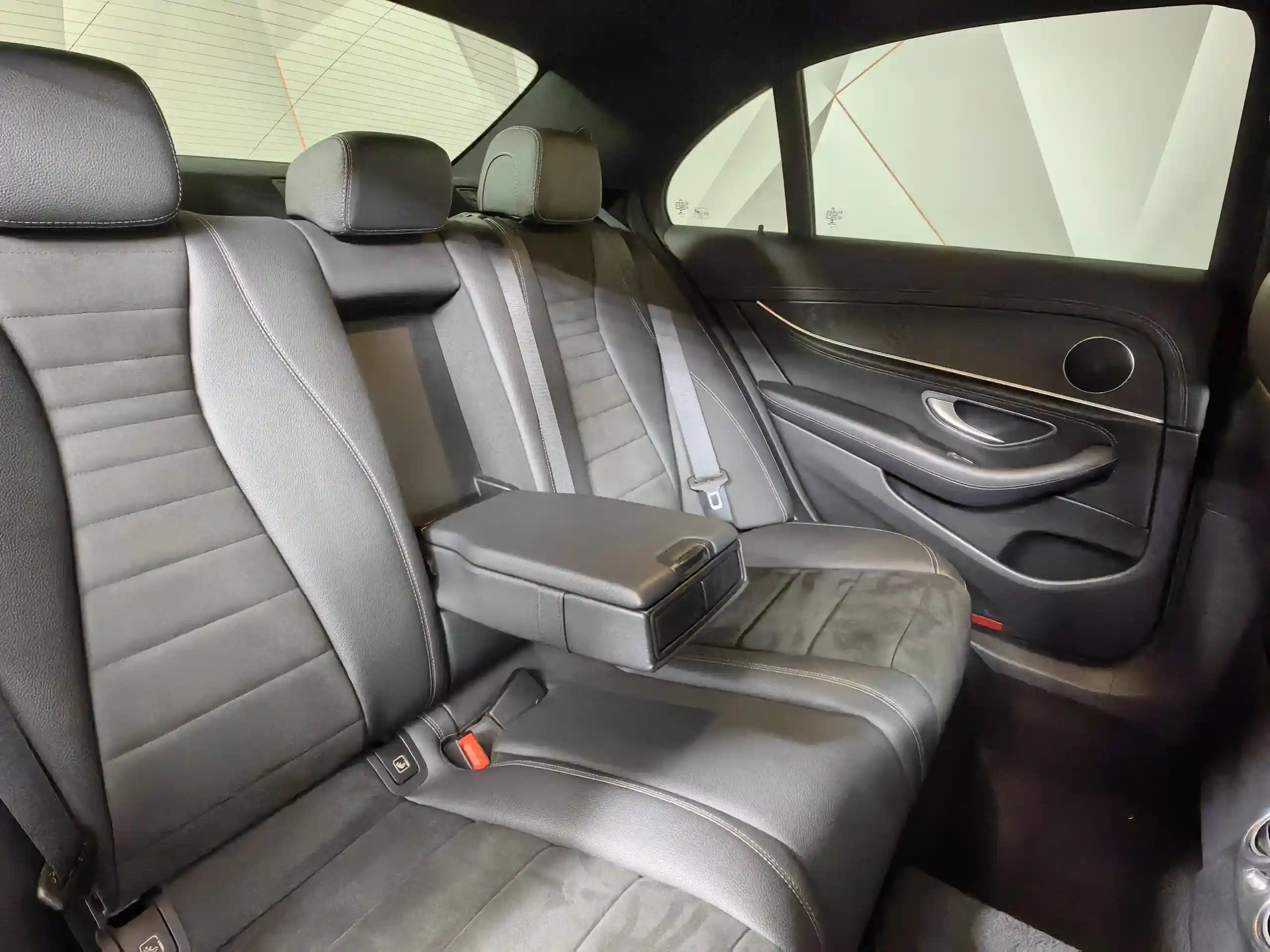 Фото автомобиля MERCEDES E-KLASSE, 2020 — госномер К033УЕ790. Цвет: Белый