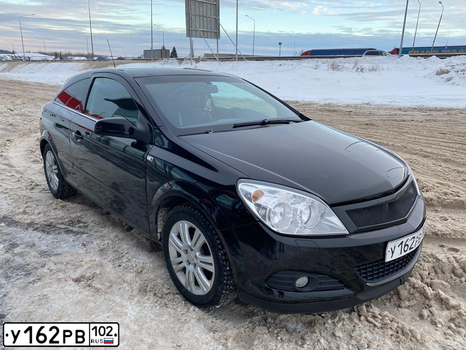 Фото автомобиля OPEL ASTRA, 2007 — госномер О043УК702. Цвет: ЧЕРНЫЙ