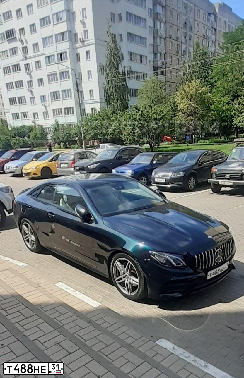 Фото автомобиля MERCEDES E-KLASSE, 2017 — госномер Т488НЕ31. Цвет: ТЕМНО ЗЕЛЕНЫЙ