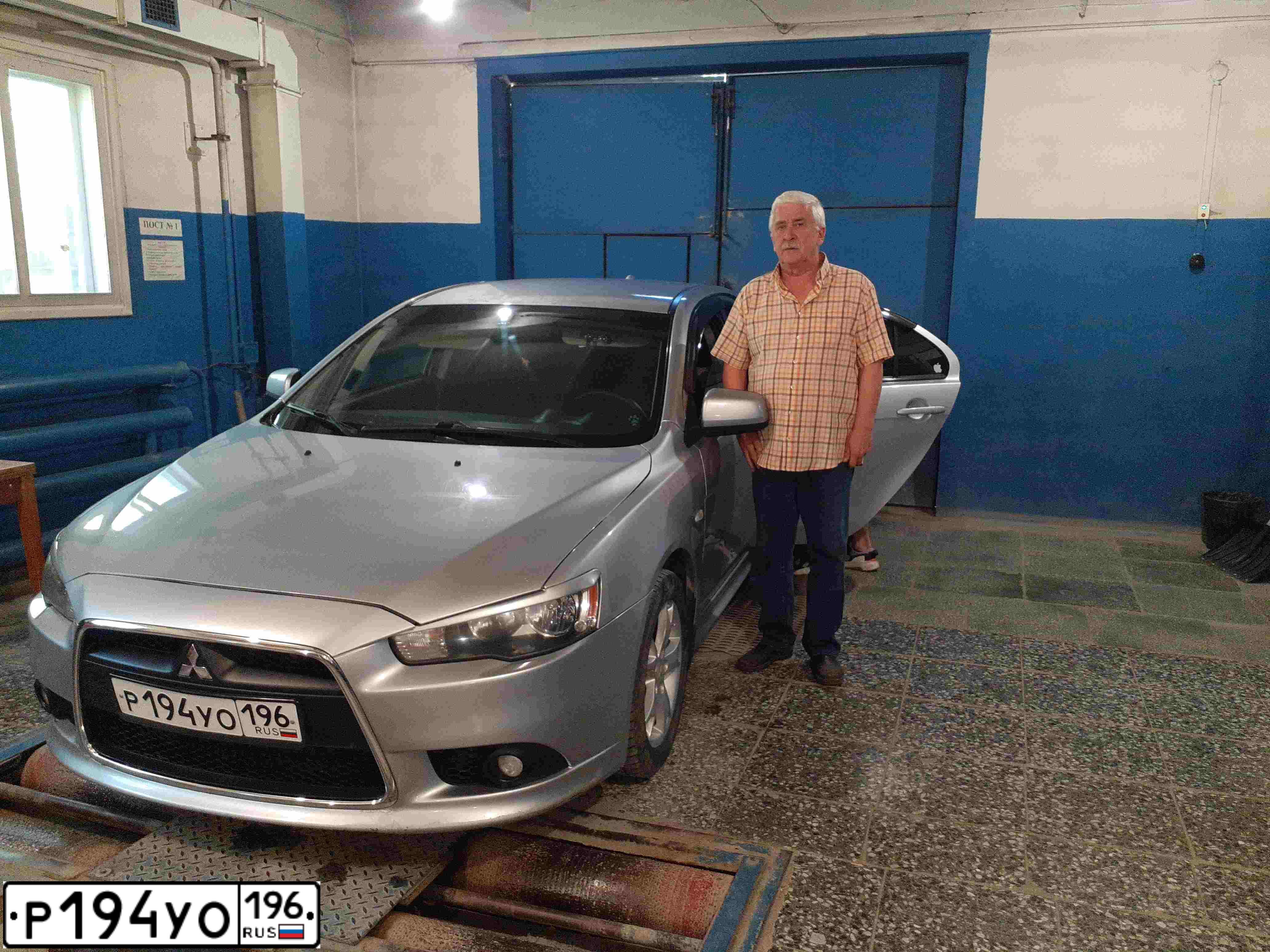 Фото автомобиля MITSUBISHI LANCER, 2011 — госномер Р194УО196. Цвет: СВЕТЛО-СЕРЫЙ