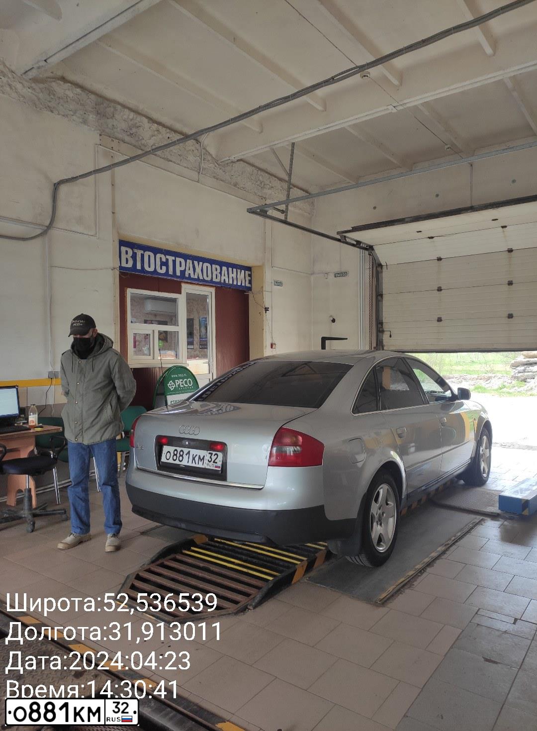 Фото автомобиля AUDI A6, 1998 — госномер О881КМ32. Цвет: СЕРЫЙ МЕТАЛЛИК