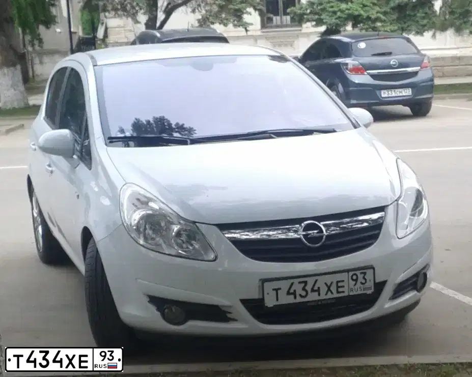 Фото автомобиля OPEL CORSA, 2008 — госномер Т434ХЕ93. Цвет: Белый
