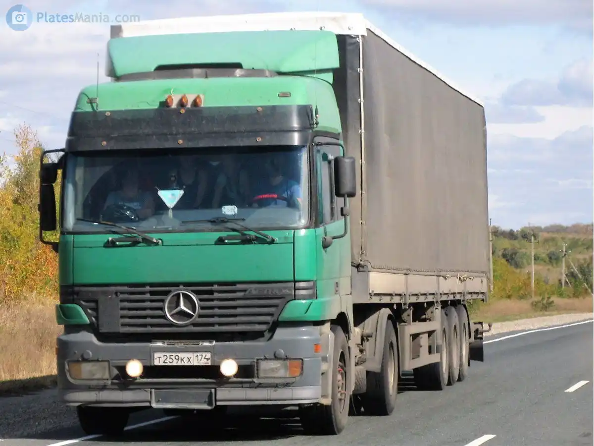 Фото автомобиля MERCEDES ACTROS, 1999 — госномер М704ЕМ774. Цвет: ЗЕЛЕНЫЙ