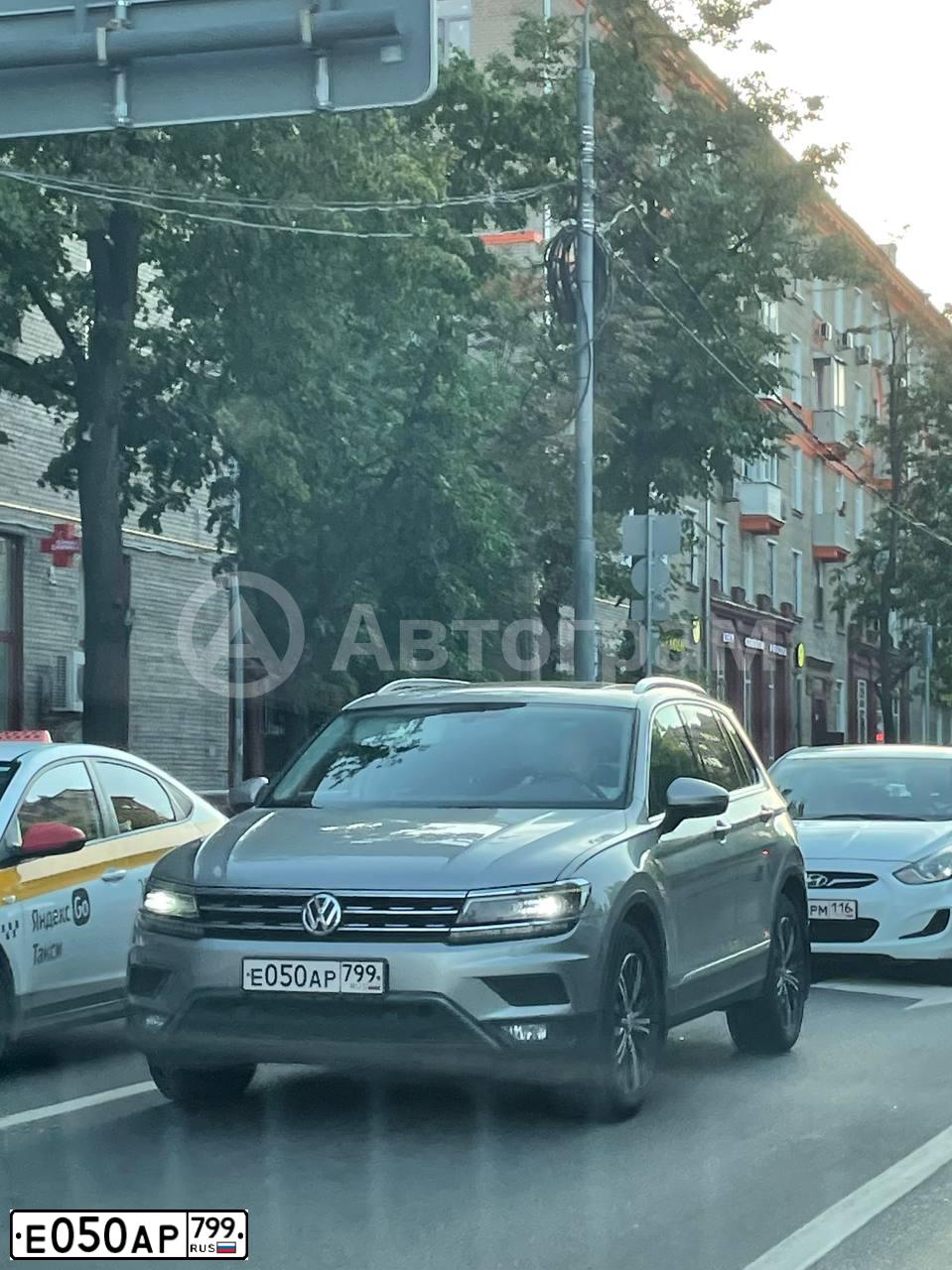 Фото автомобиля VOLKSWAGEN TIGUAN, 2017 — госномер Е050АР799. Цвет: Серебристый