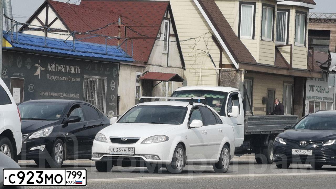Фото автомобиля TOYOTA CAMRY, 2018 — госномер Н807МК82. Цвет: ЧЕРНЫЙ МЕТАЛЛИК