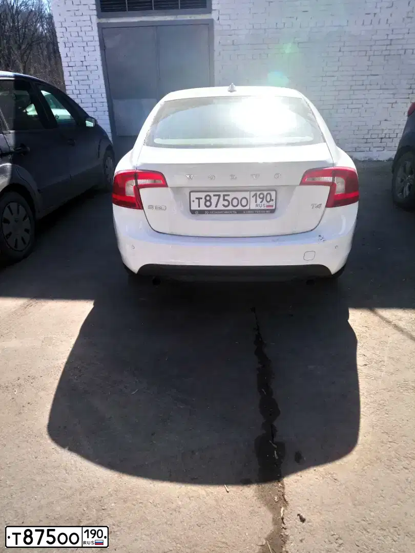 Фото автомобиля VOLVO S60, 2011 — госномер Т875ОО190. Цвет: БЕЛЫЙ