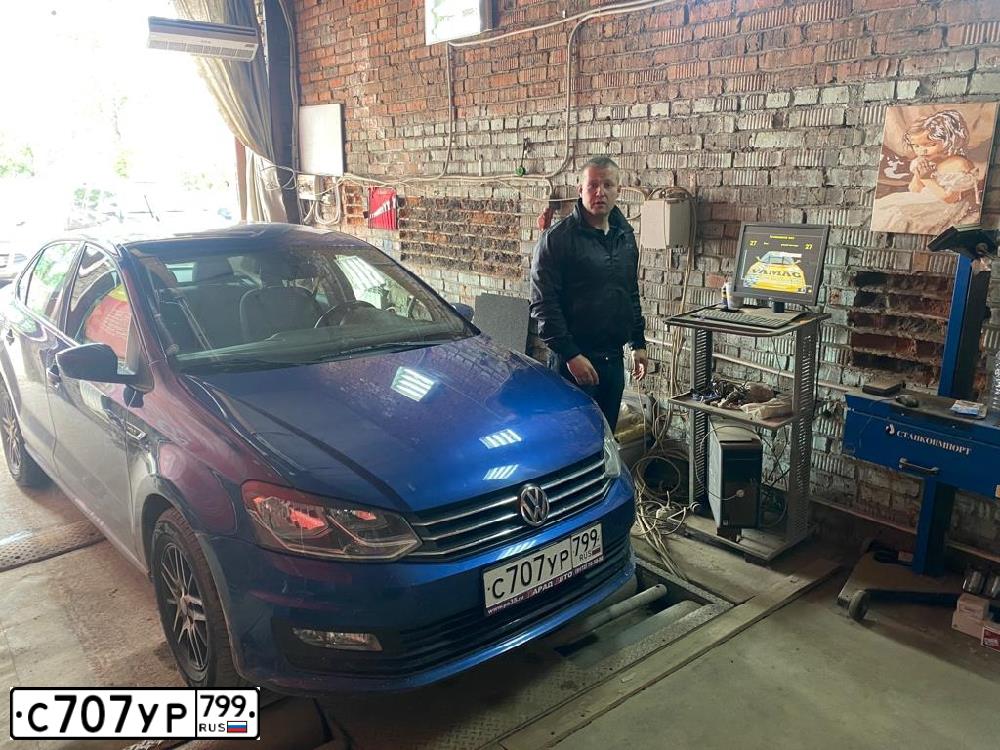 Фото автомобиля VOLKSWAGEN POLO, 2019 — госномер М552ЕВ35. Цвет: ЯРКО СИНИЙ
