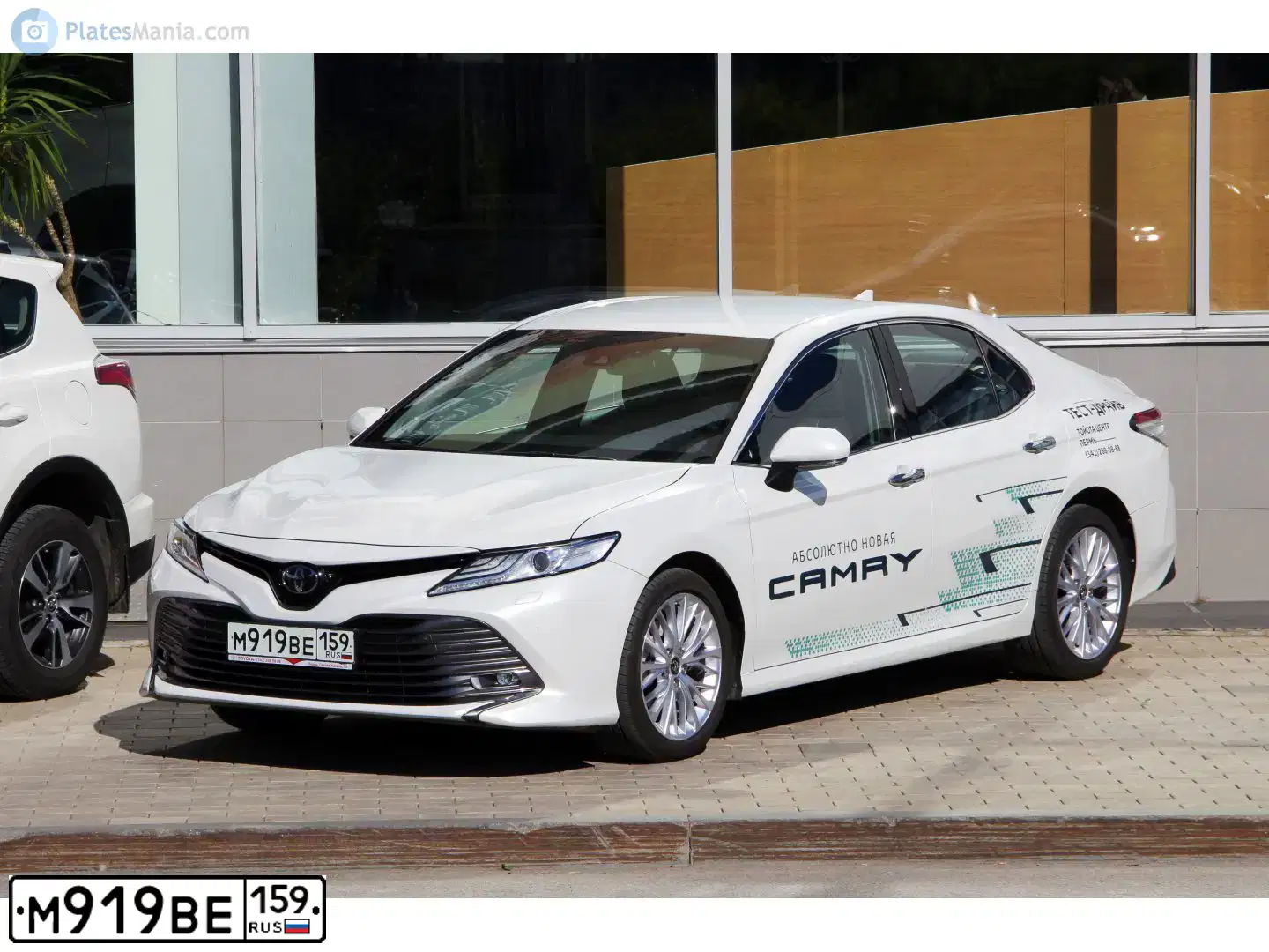 Фото автомобиля TOYOTA CAMRY, 2018 — госномер Р842ОО05. Цвет: БЕЛЫЙ ПЕРЛАМУТР