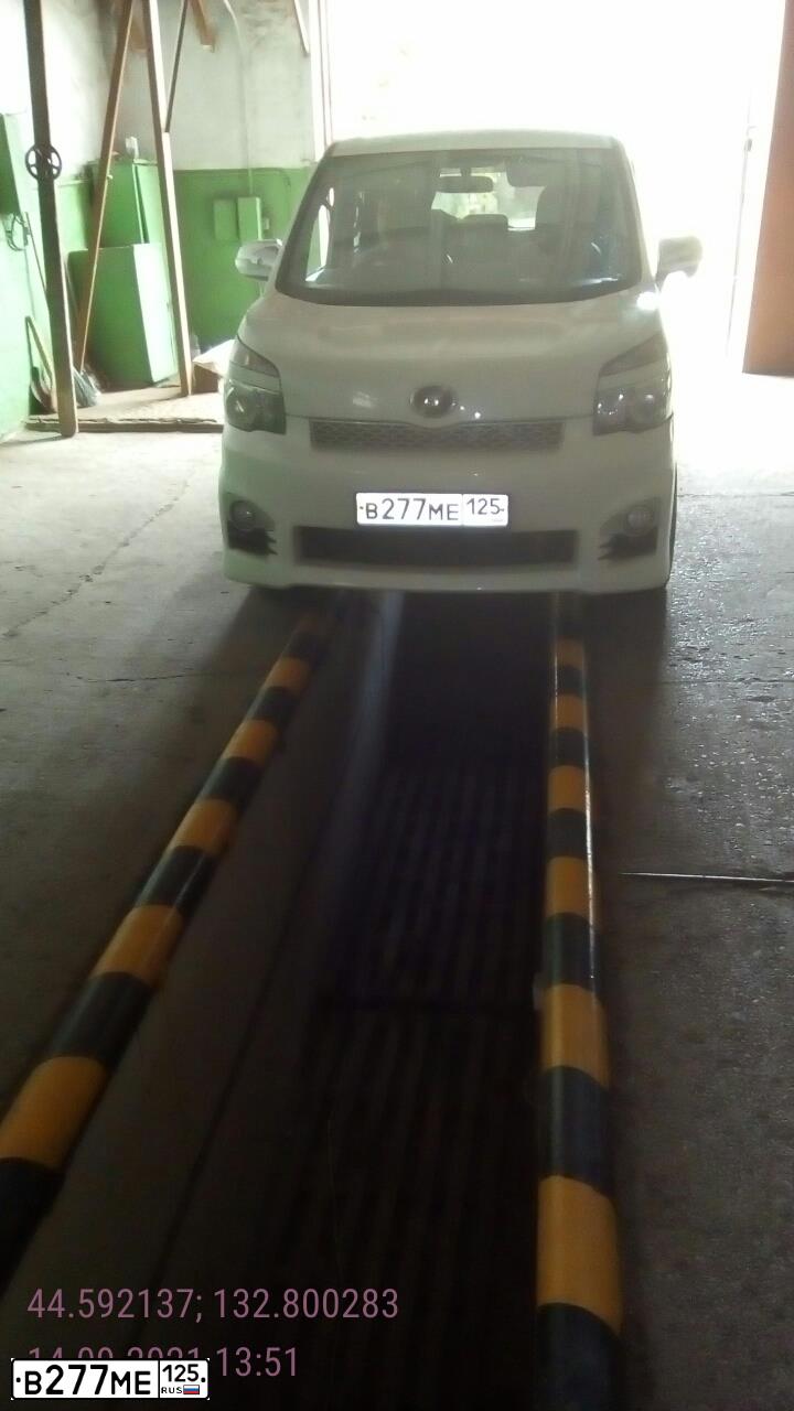 Фото автомобиля TOYOTA VOXY, 2011 — госномер В277МЕ125