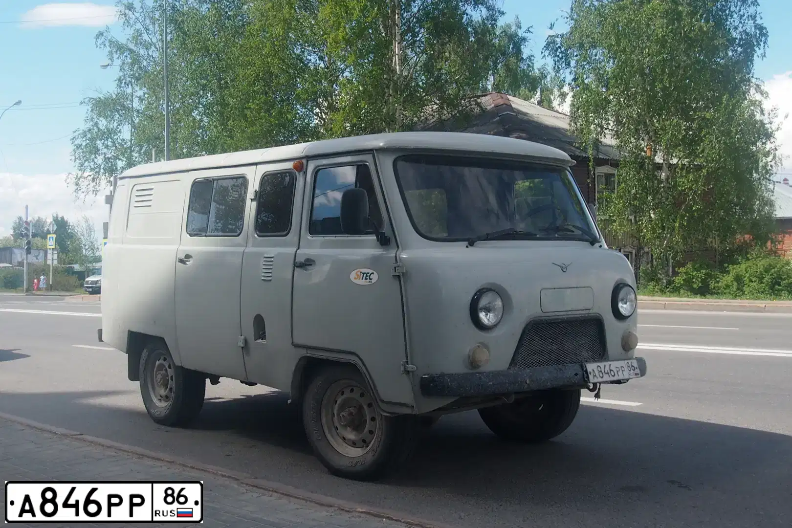 Фото автомобиля UAZ 3909, 2005 — госномер Е727МТ186. Цвет: БЕЛАЯ НОЧЬ