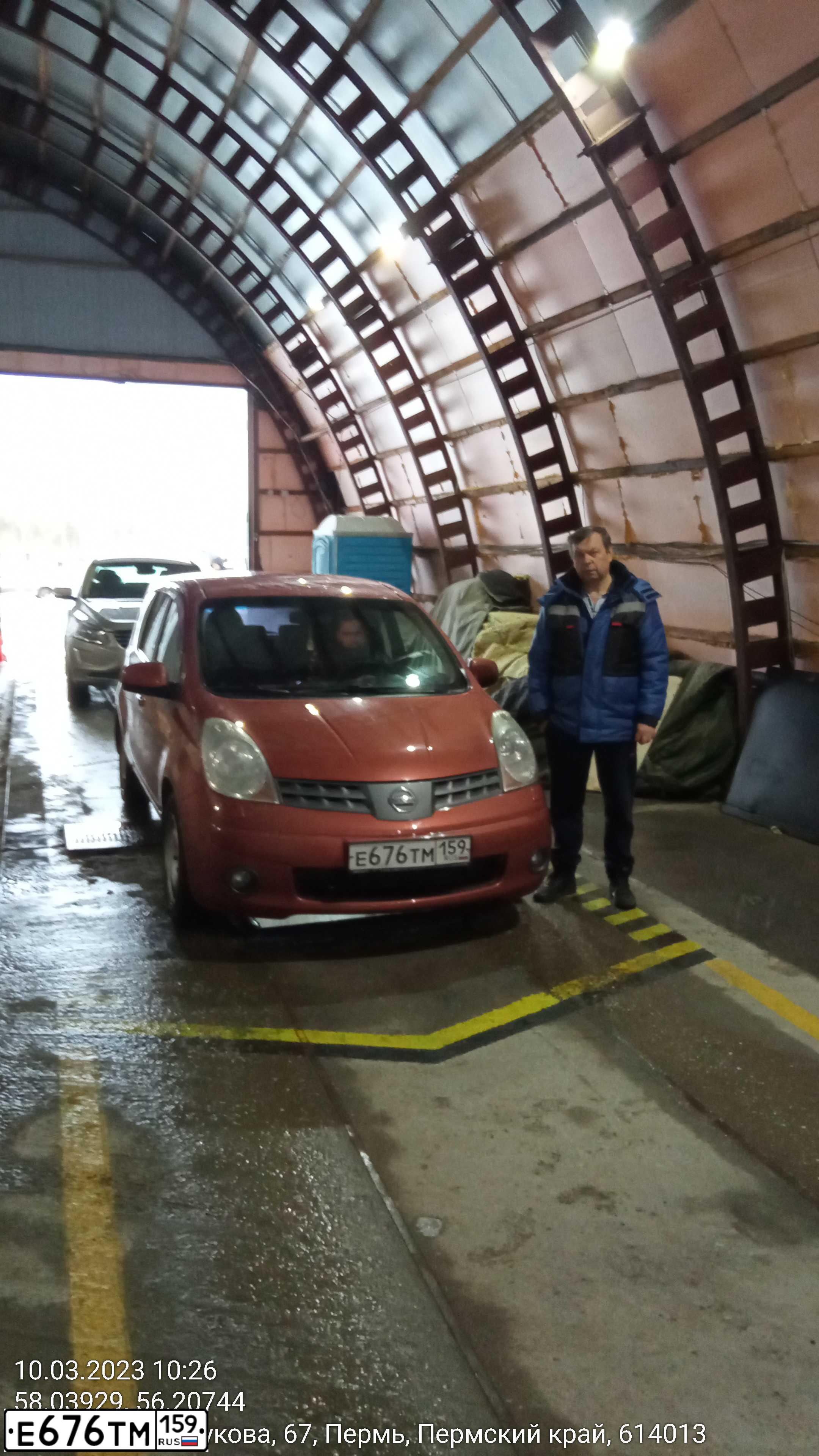 Фото автомобиля NISSAN NOTE, 2008 — госномер С408НВ196. Цвет: Оранжевый