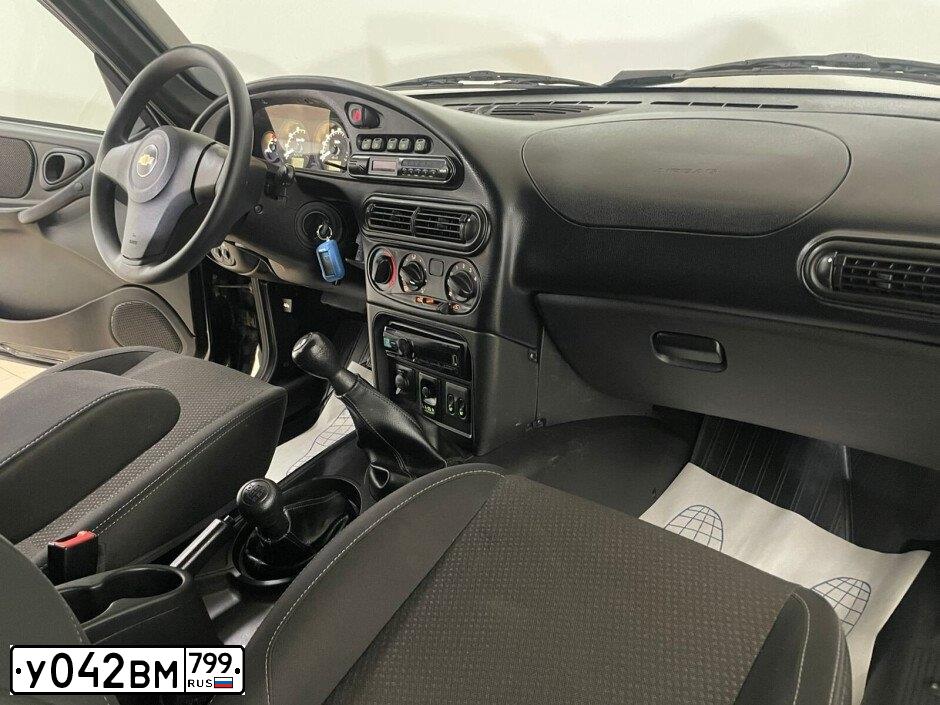 Фото автомобиля CHEVROLET NIVA, 2017 — госномер В262ХТ43. Цвет: Черно-синий металлик