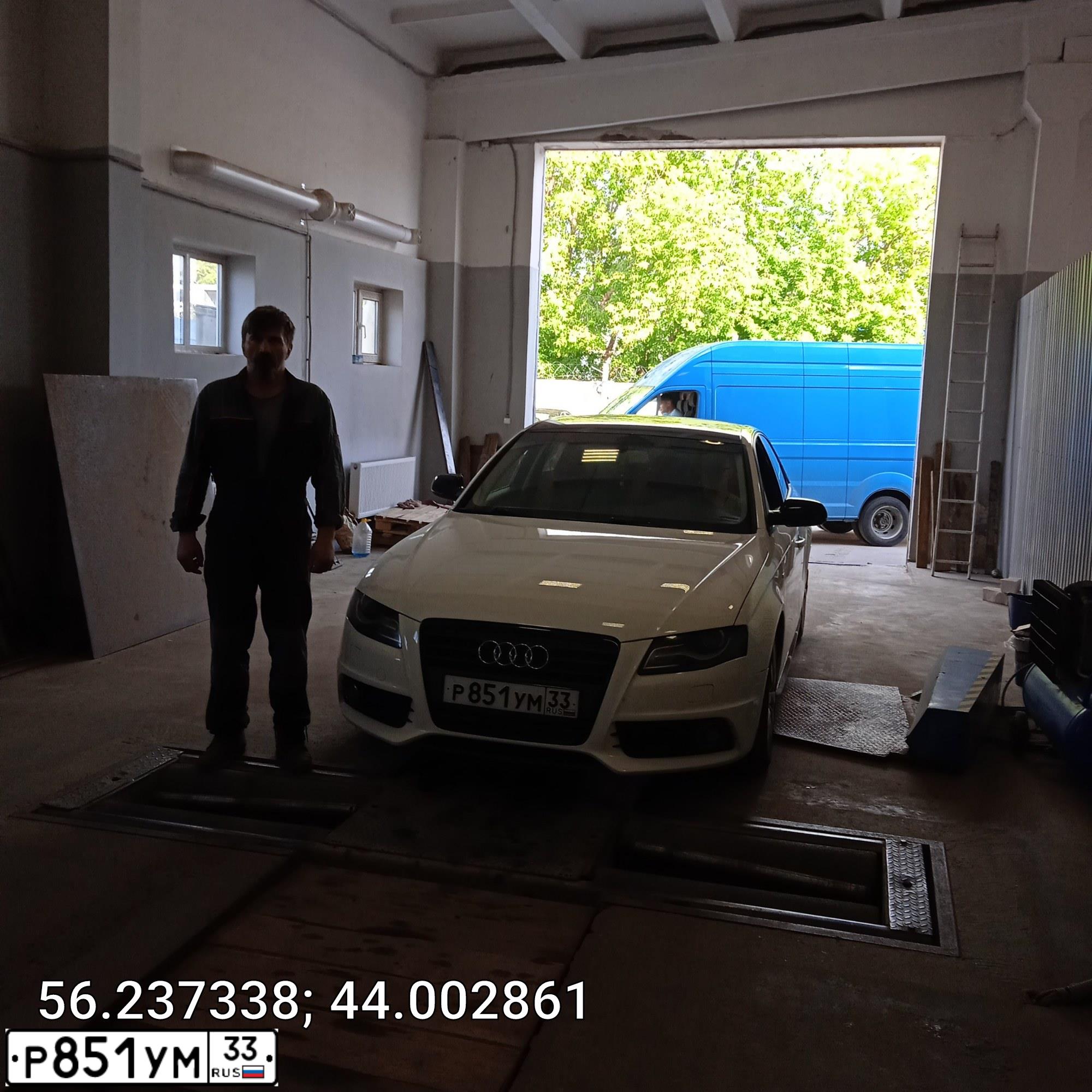 Фото автомобиля AUDI A4, 2010 — госномер Х226ОА152. Цвет: Белый