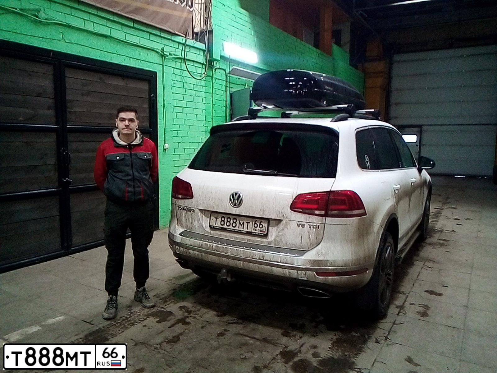 Фото автомобиля VOLKSWAGEN TOUAREG, 2017 — госномер О026ОМ40. Цвет: Белый