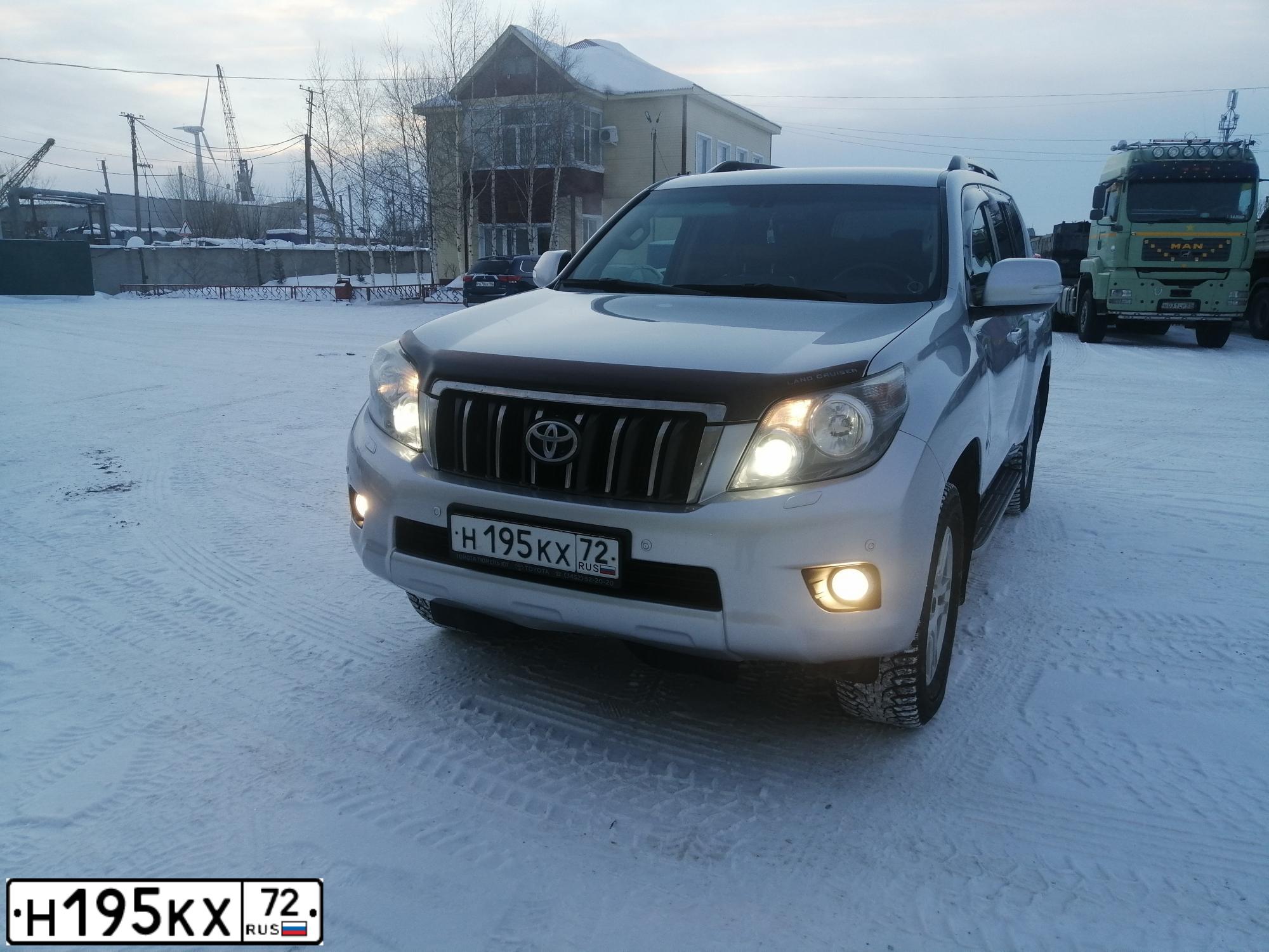 Фото автомобиля ТОЙОТА LAND CRUISER 150 150, 2010 — госномер Х153НС72. Цвет: СЕРЕБРИСТЫЙ