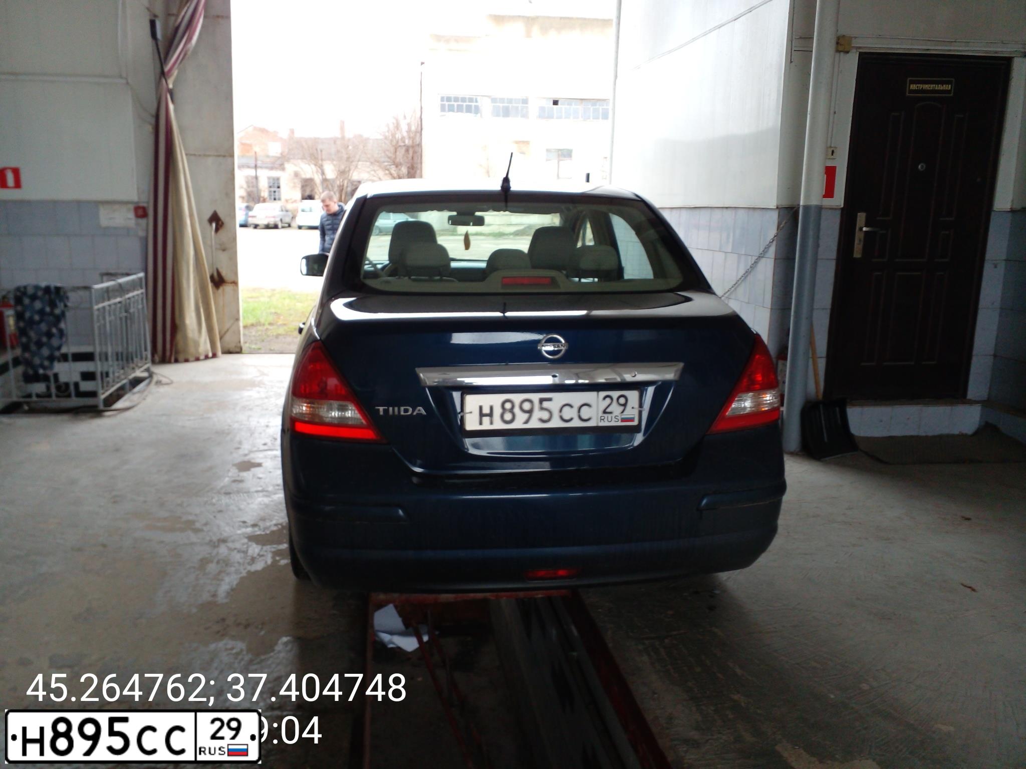 Фото автомобиля NISSAN TIIDA, 2008 — госномер Н895СС29. Цвет: Темно-синий
