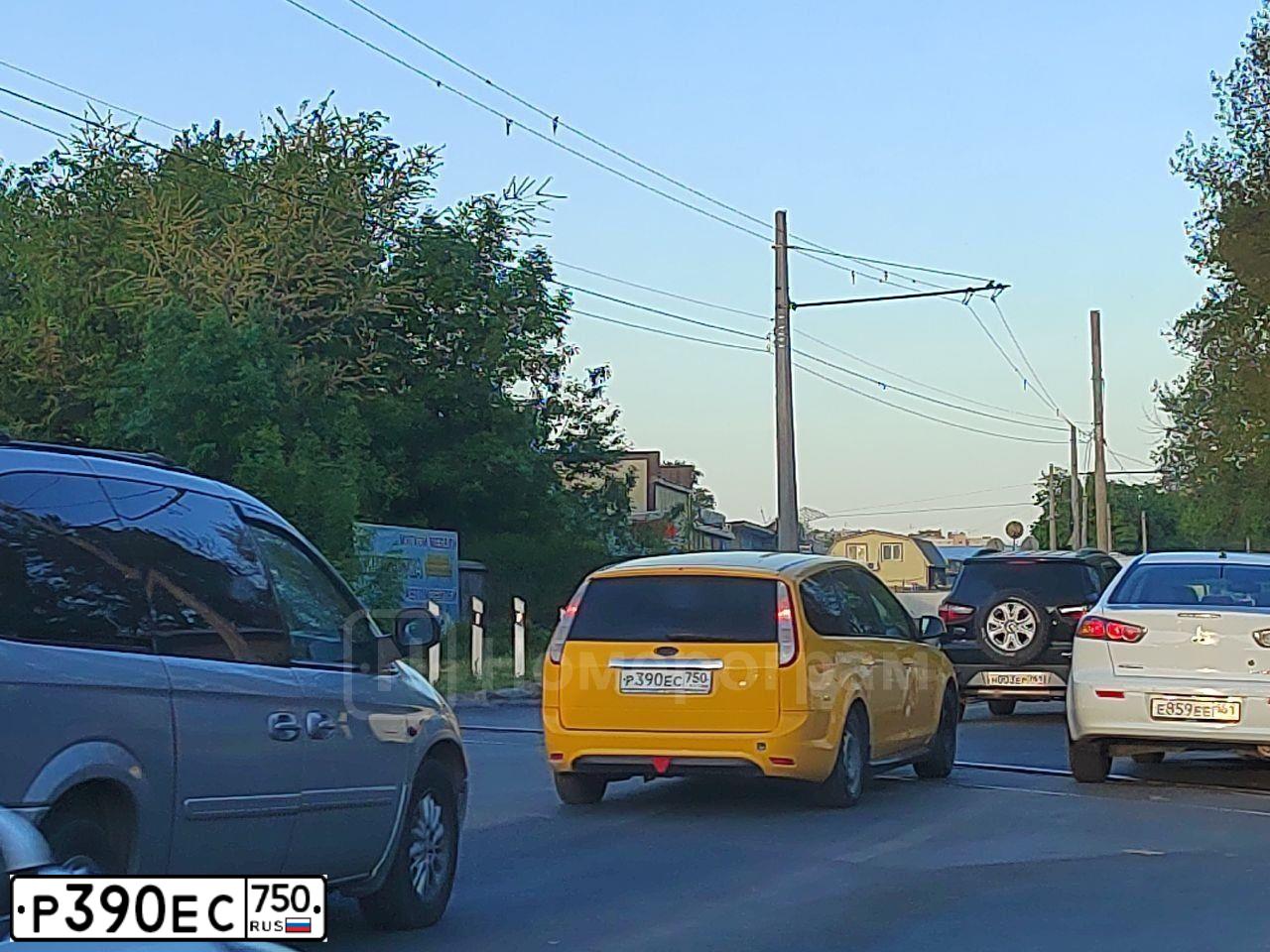 Фото автомобиля FORD FOCUS, 2009 — госномер Р390ЕС750. Цвет: ЖЁЛТЫЙ