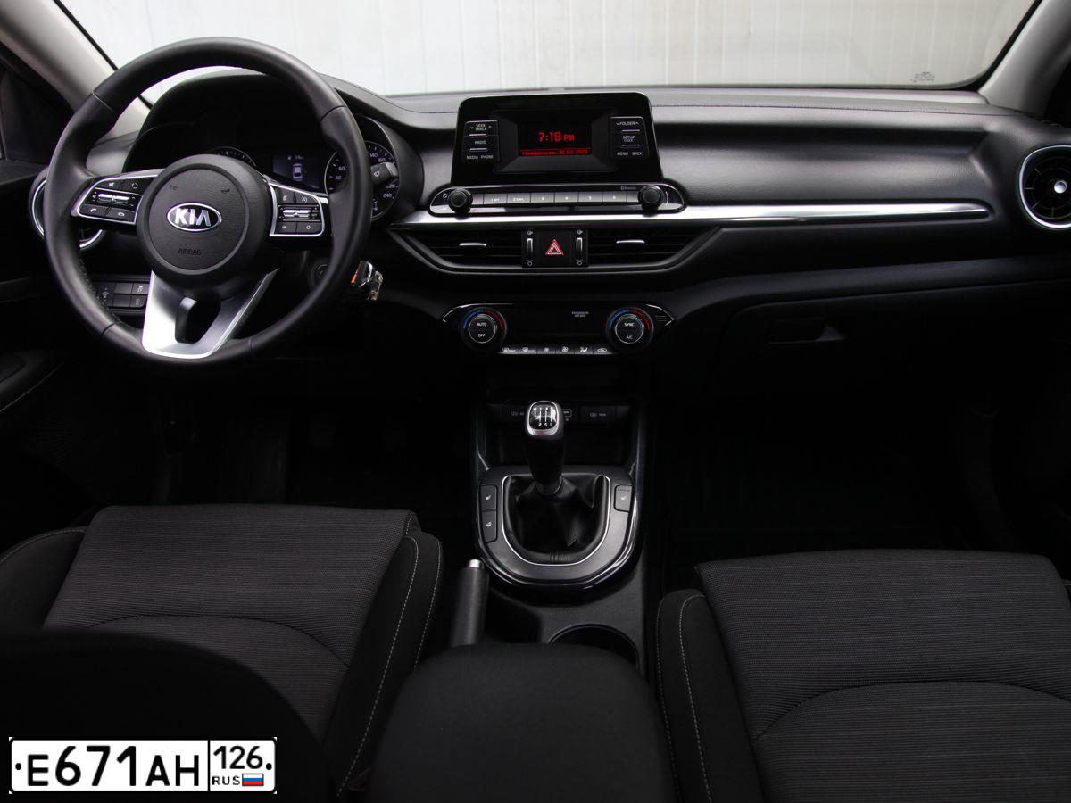 Фото автомобиля KIA CERATO, 2018 — госномер О684ВР126. Цвет: Белый