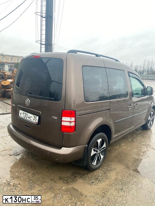 Фото автомобиля VOLKSWAGEN CADDY, 2011 — госномер У300ТУ797. Цвет: ЧЕРНО-КРАСНЫЙ