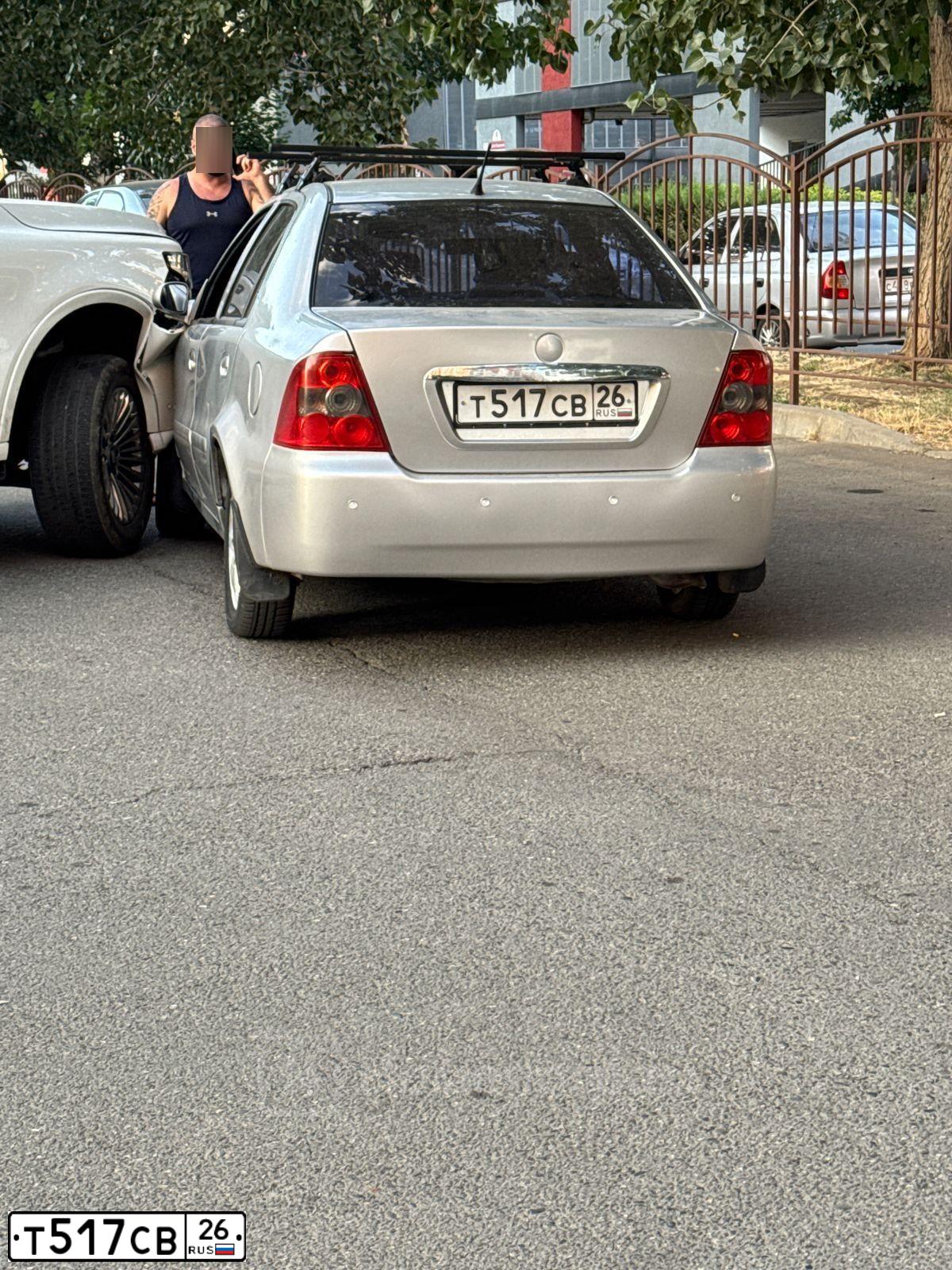 Фото автомобиля GEELY CK, 2007 — госномер Т517СВ26. Цвет: СЕРЕБРИСТО-СЕРЫЙ
