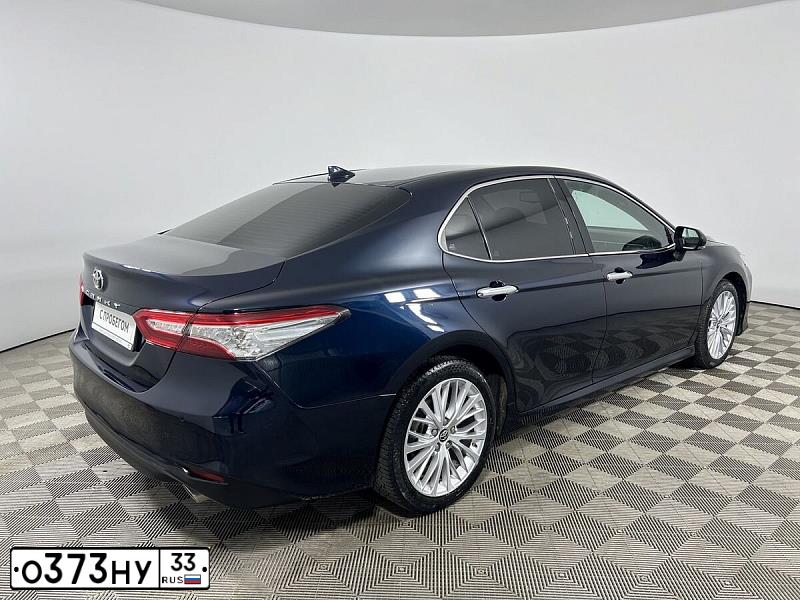 Фото автомобиля TOYOTA CAMRY, 2018 — госномер Р133УА62. Цвет: ТЕМНО-СИНИЙ МЕТАЛЛИК