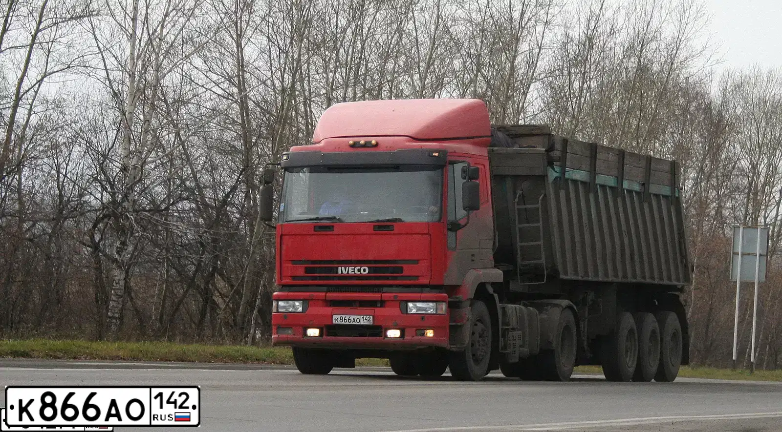 Фото автомобиля IVECO EUROTECH, 1999 — госномер Н300УА42. Цвет: КРАСНЫЙ