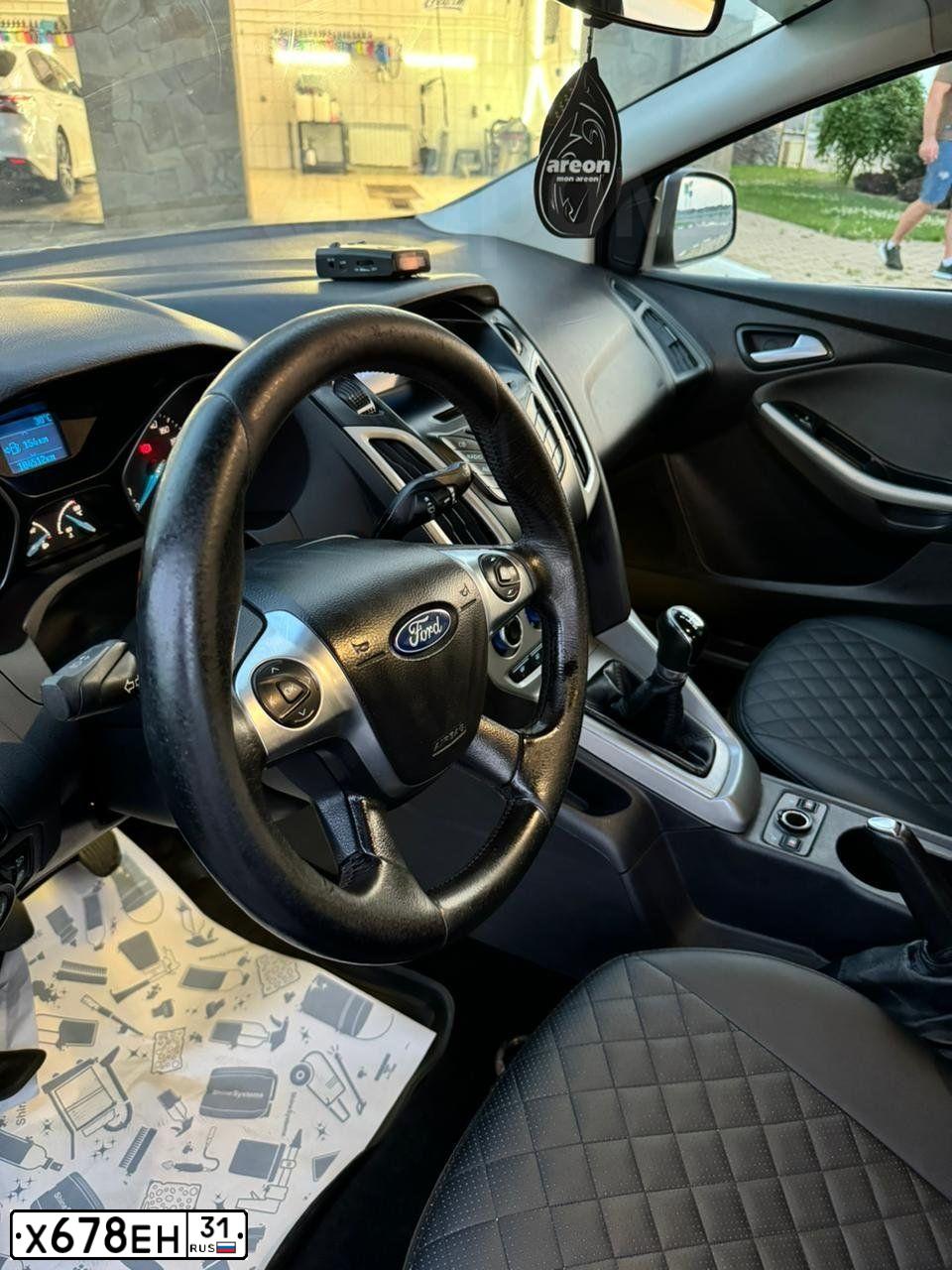 Фото автомобиля FORD FOCUS, 2011 — госномер Х678ЕН31. Цвет: Серебристый