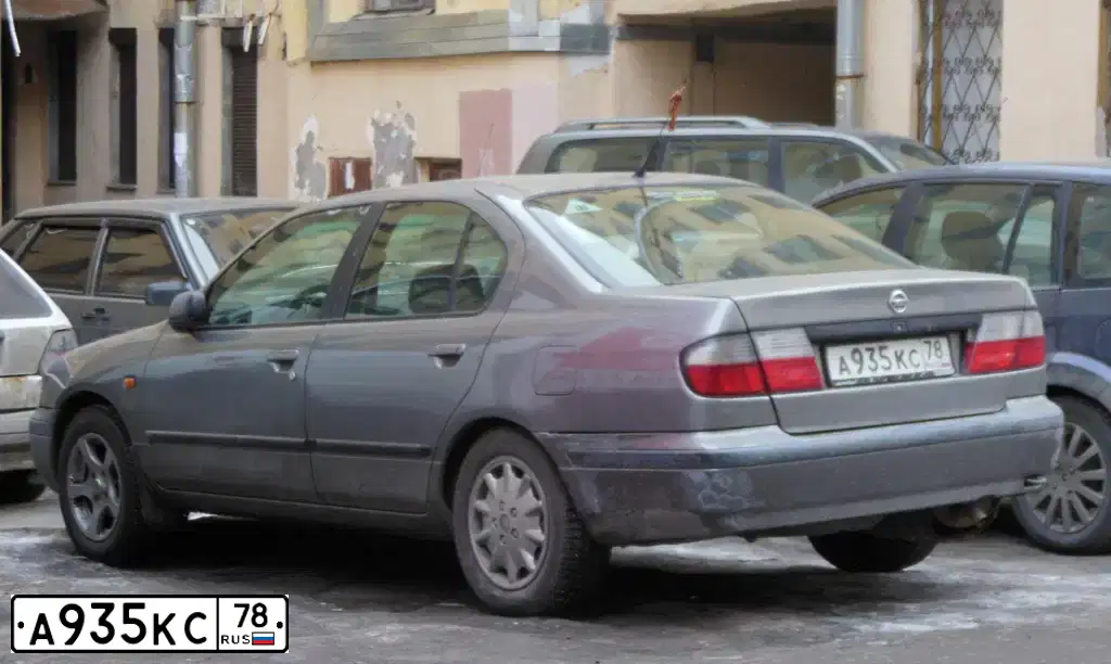 Фото автомобиля NISSAN PRIMERA, 1997 — госномер А935КС78. Цвет: СЕРЫЙ