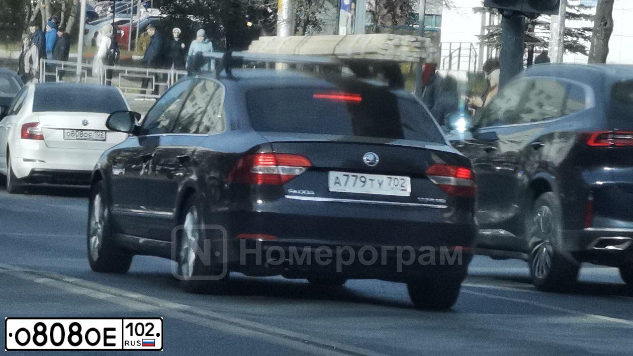 Фото автомобиля MITSUBISHI LANCER, 2012 — госномер Е715АУ196. Цвет: СВЕТЛО-СЕРЫЙ