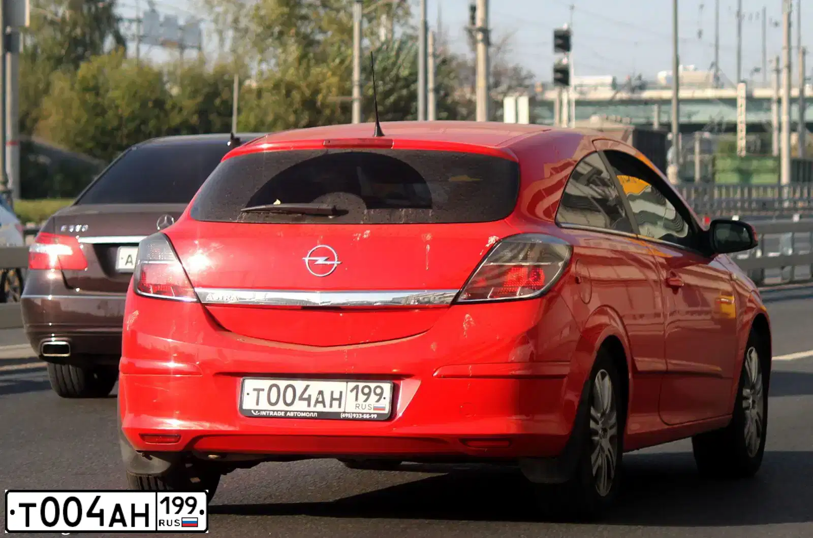 Фото автомобиля OPEL ASTRA, 2007 — госномер М931МХ136. Цвет: Красный