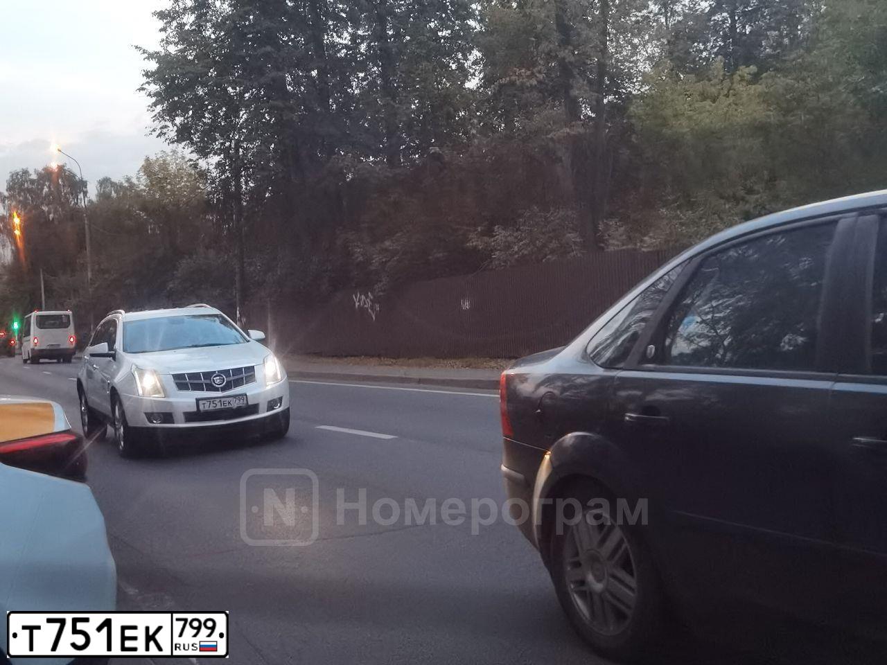 Фото автомобиля CADILLAC SRX, 2011 — госномер Н708КМ197. Цвет: БЕЛЫЙ МЕТАЛЛИК