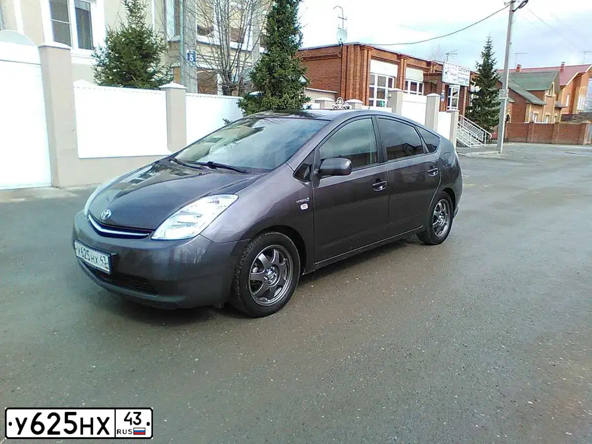 Фото автомобиля TOYOTA PRIUS, 2008 — госномер У074УТ43. Цвет: СЕРЫЙ