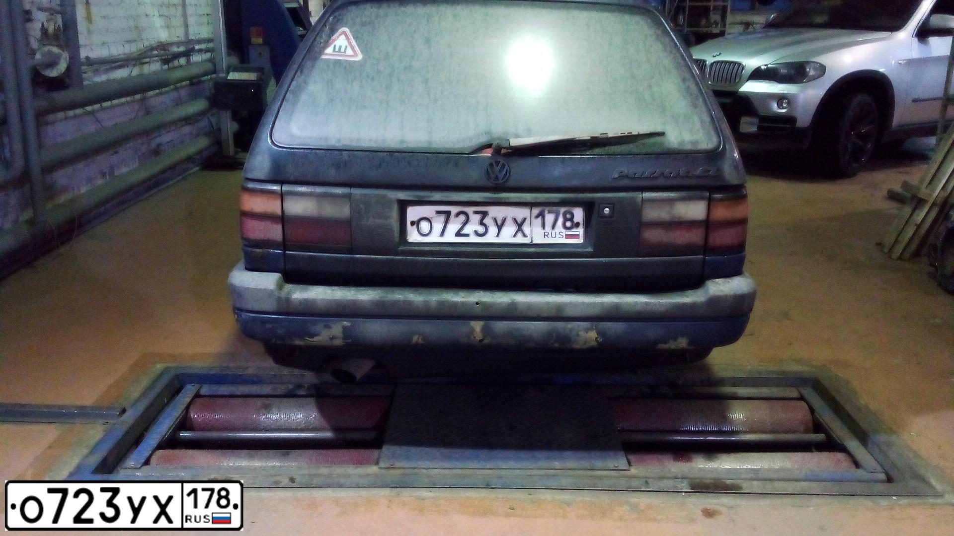 Фото автомобиля VOLKSWAGEN PASSAT, 1989 — госномер О723УХ178. Цвет: СИНИЙ