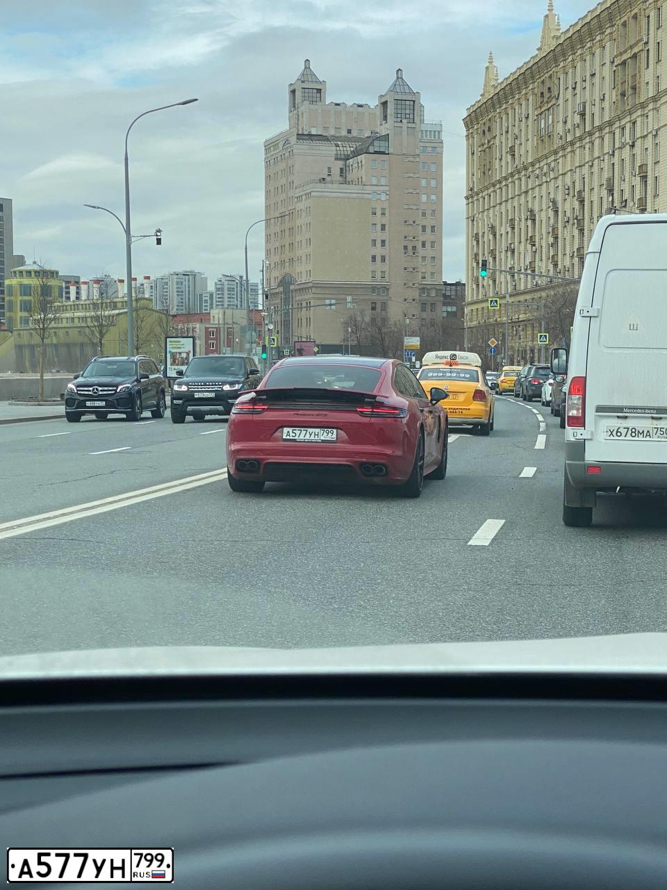 Фото автомобиля PORSCHE PANAMERA, 2020 — госномер Н924ТН72. Цвет: Красный
