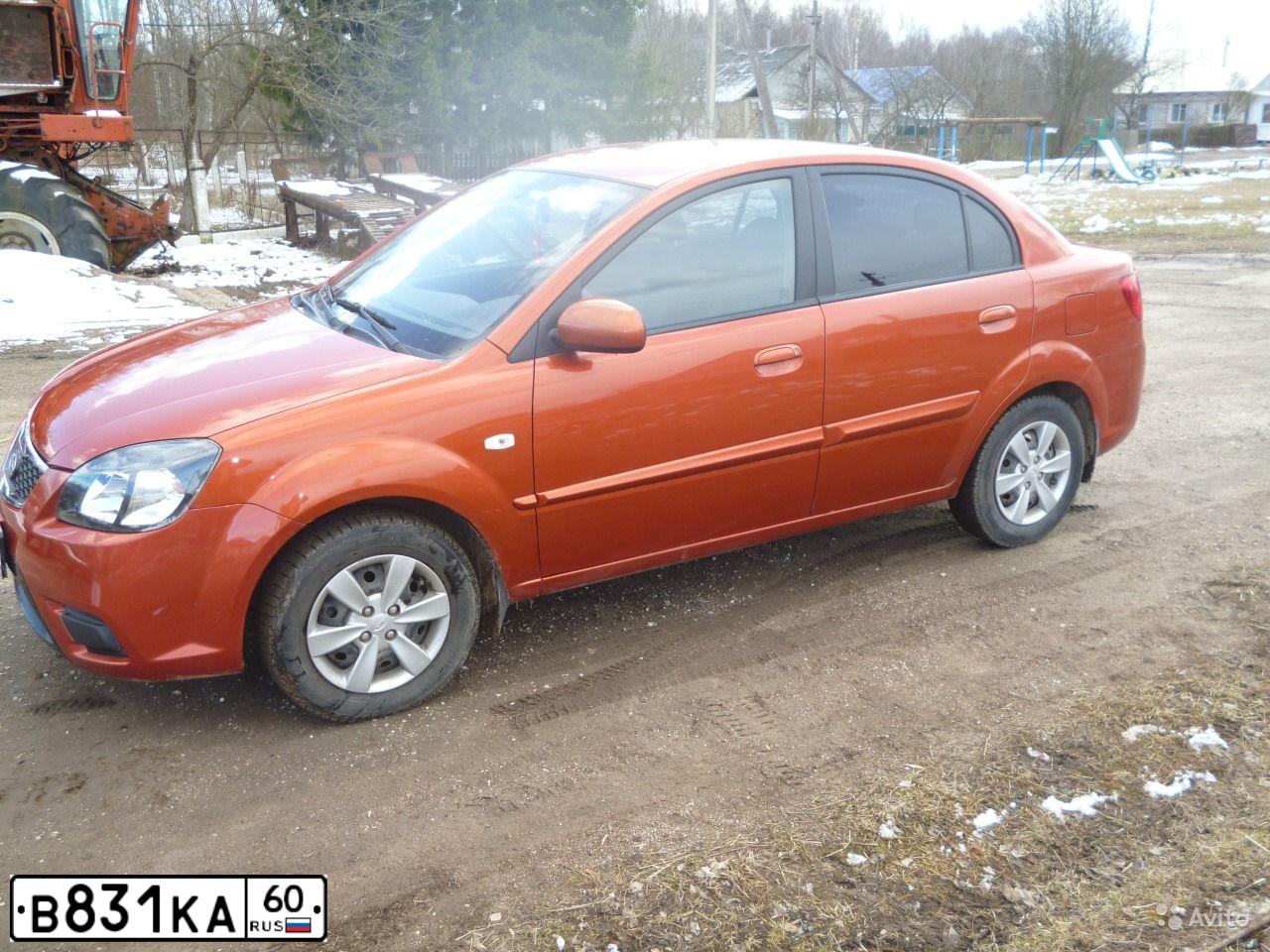 Фото автомобиля KIA RIO, 2011 — госномер В831КА60. Цвет: ОРАНЖЕВЫЙ
