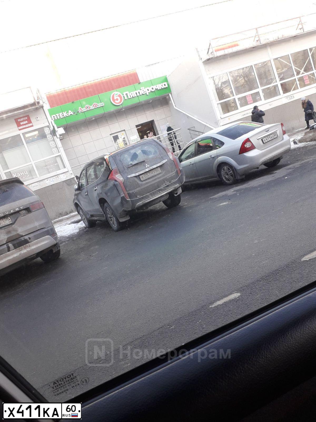 Фото автомобиля FORD FOCUS, 2009 — госномер Х411КА60. Цвет: СЕРЕБРИСТЫЙ