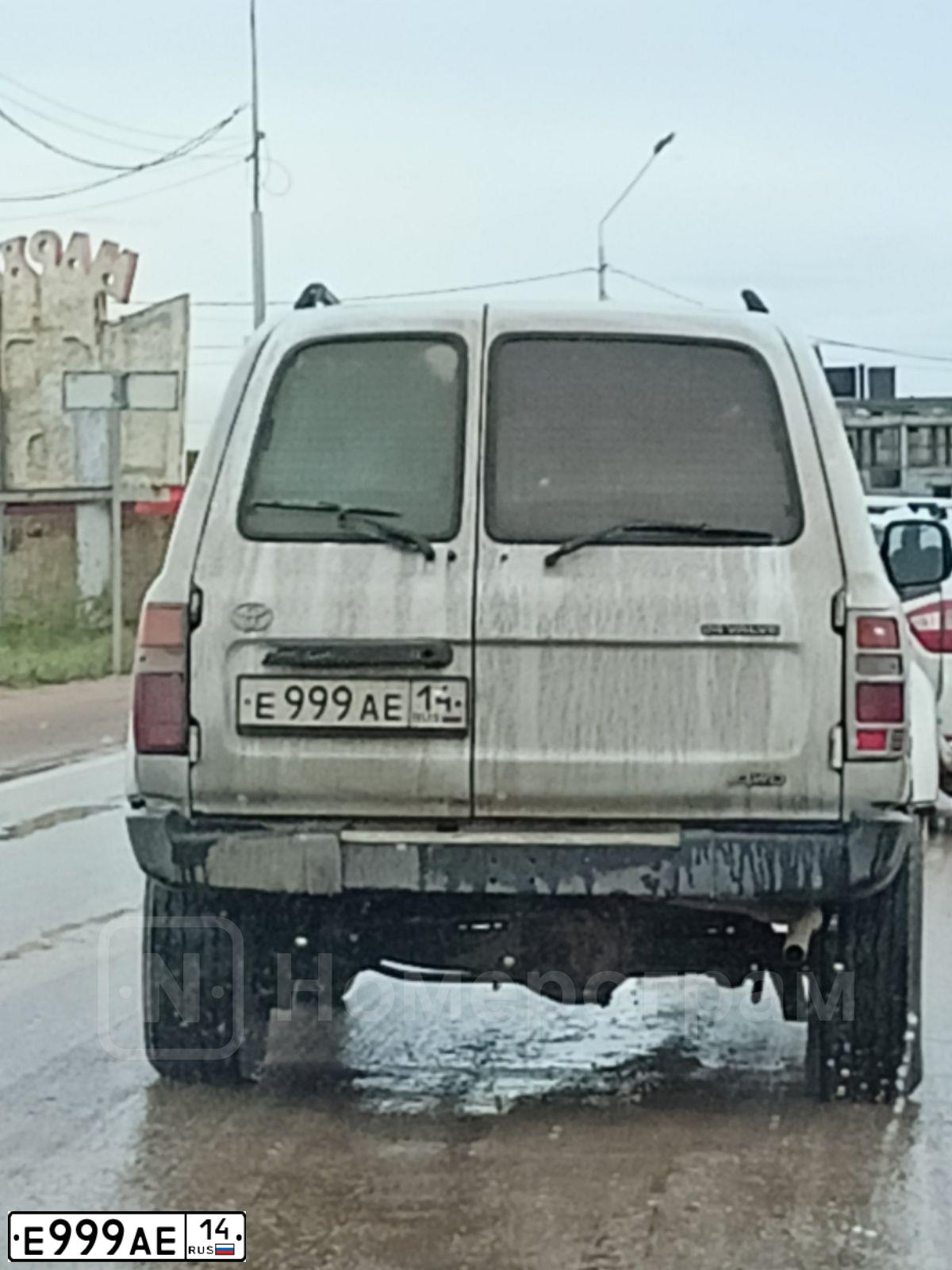 Фото автомобиля TOYOTA LANDCRUISER, 1994 — госномер Е999АЕ14. Цвет: СЕРЫЙ