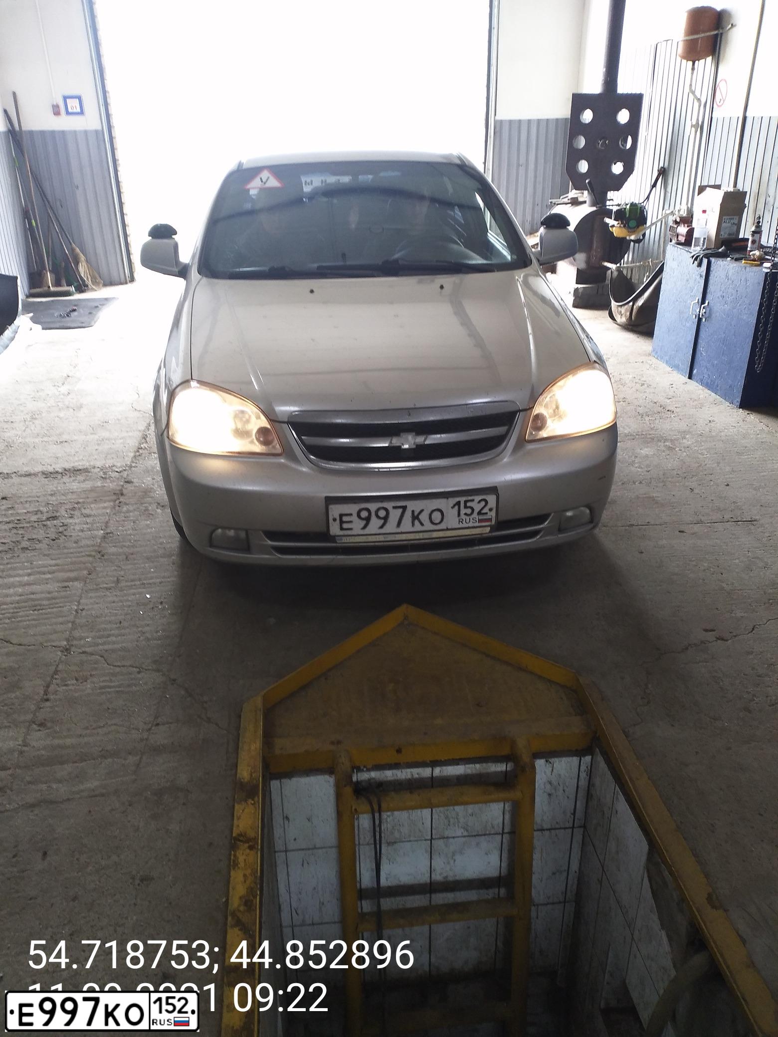 Фото автомобиля CHEVROLET LACETTI, 2011 — госномер Е997КО152. Цвет: СВЕТЛО-СЕРЫЙ