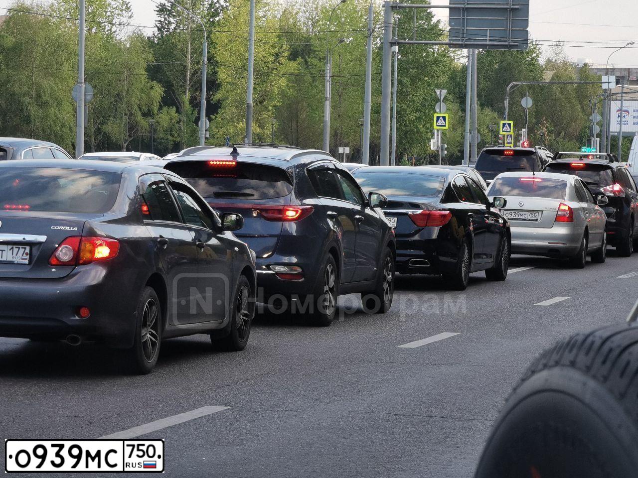 Фото автомобиля SKODA OCTAVIA, 2012 — госномер О939МС750. Цвет: Серебристо-Желтый