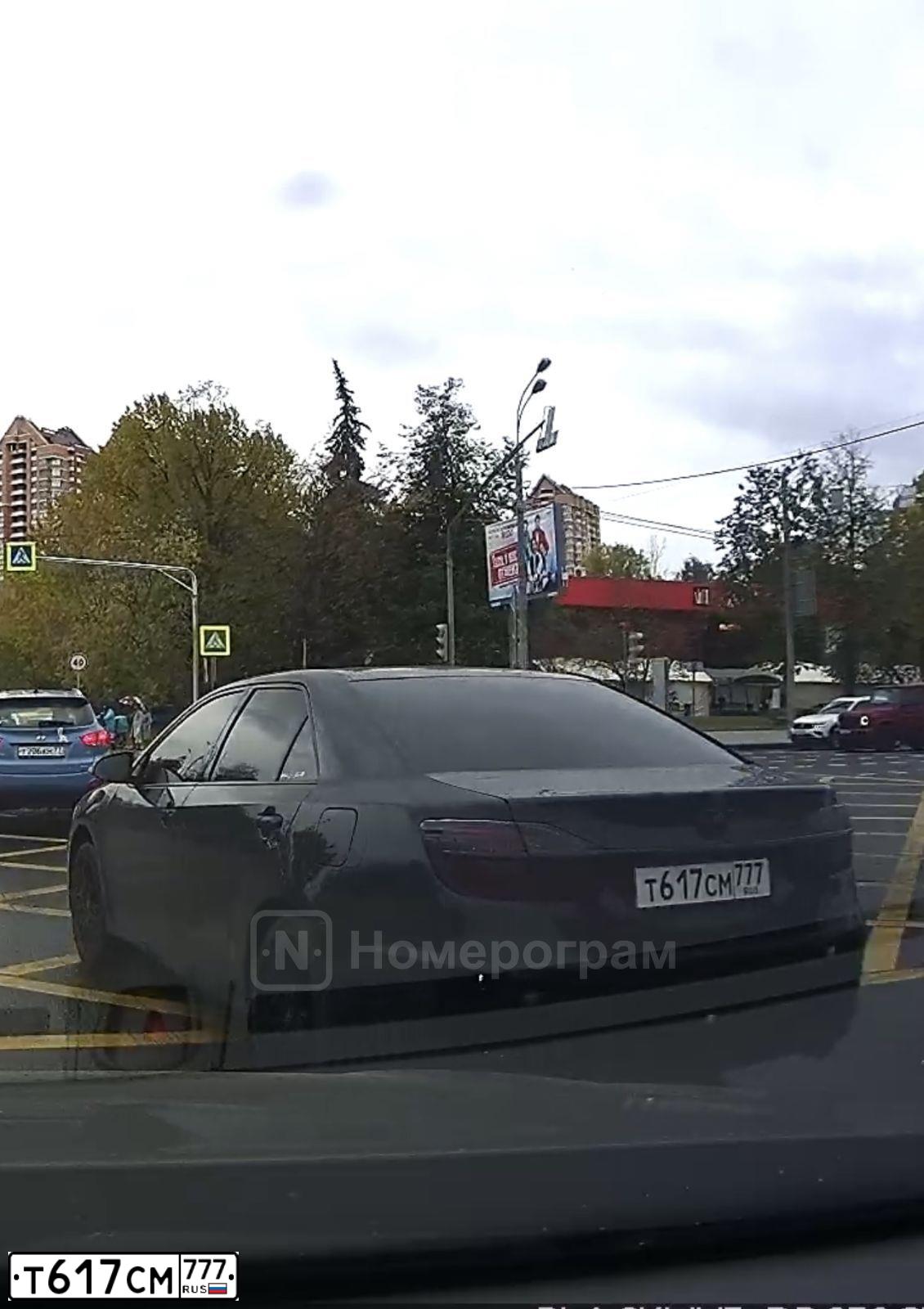 Фото автомобиля TOYOTA CAMRY, 2016 — госномер Т617СМ777. Цвет: ЧЕРНЫЙ МЕТАЛЛИК