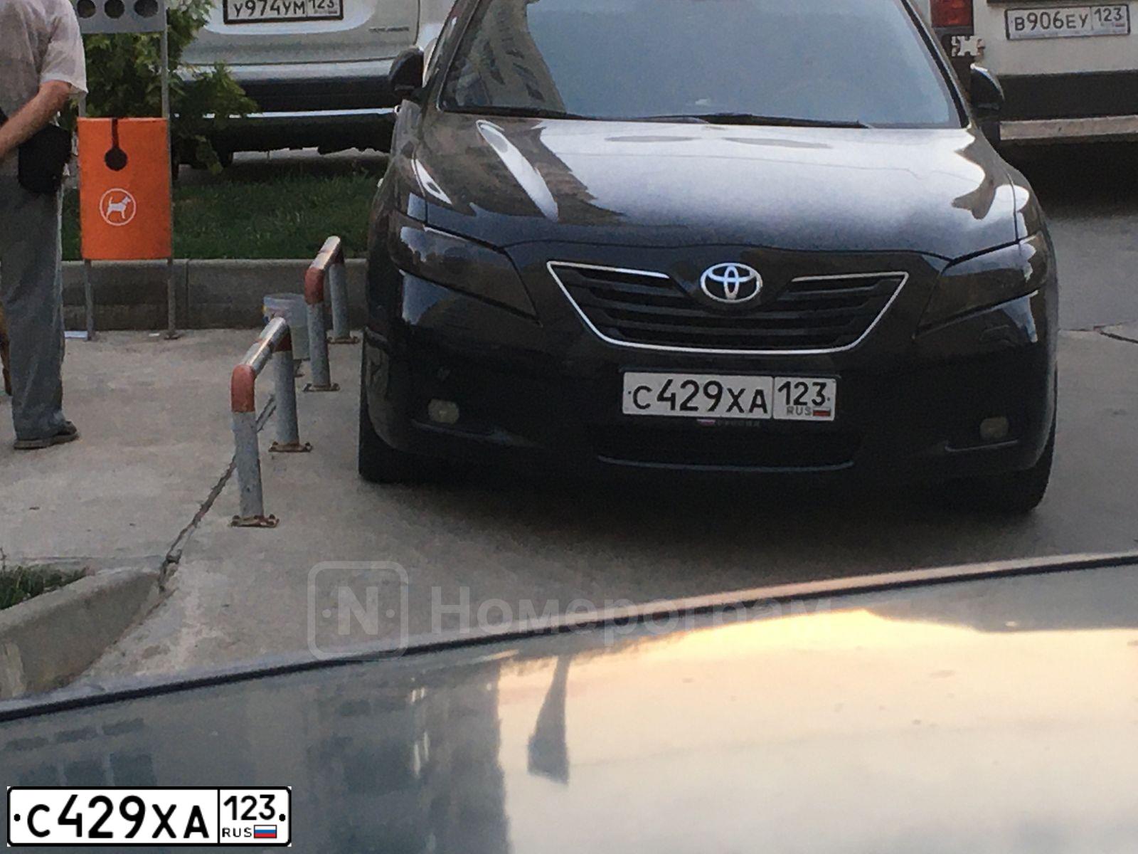 Фото автомобиля TOYOTA CAMRY, 2008 — госномер Н114СТ150. Цвет: ЧЕРНЫЙ
