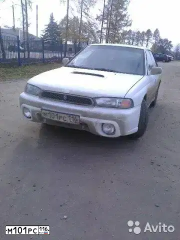 Фото автомобиля SUBARU LEGACY, 1998 — госномер К049ТТ702. Цвет: Белый