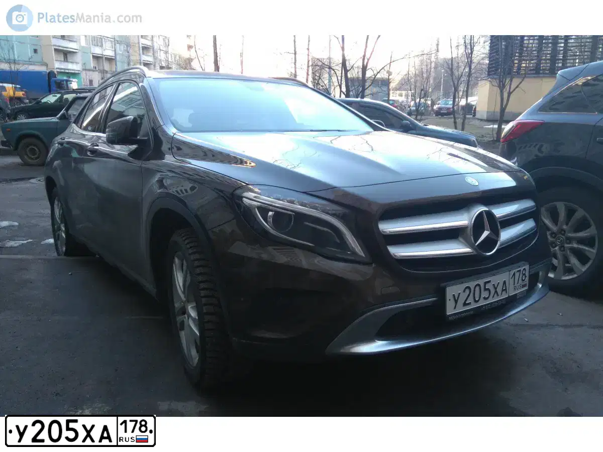 Фото автомобиля MERCEDES GLA-KLASSE, 2015 — госномер У205ХА178. Цвет: КОРИЧНЕВЫЙ