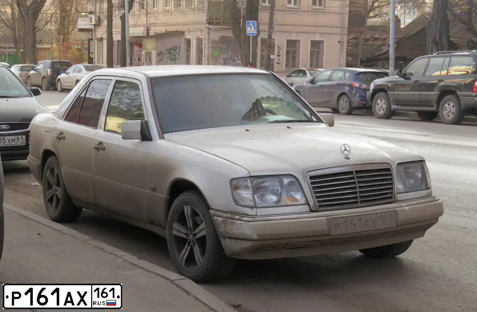 Фото автомобиля MERCEDES E-KLASSE, 1995 — госномер Р161АХ161. Цвет: БЕЛЫЙ