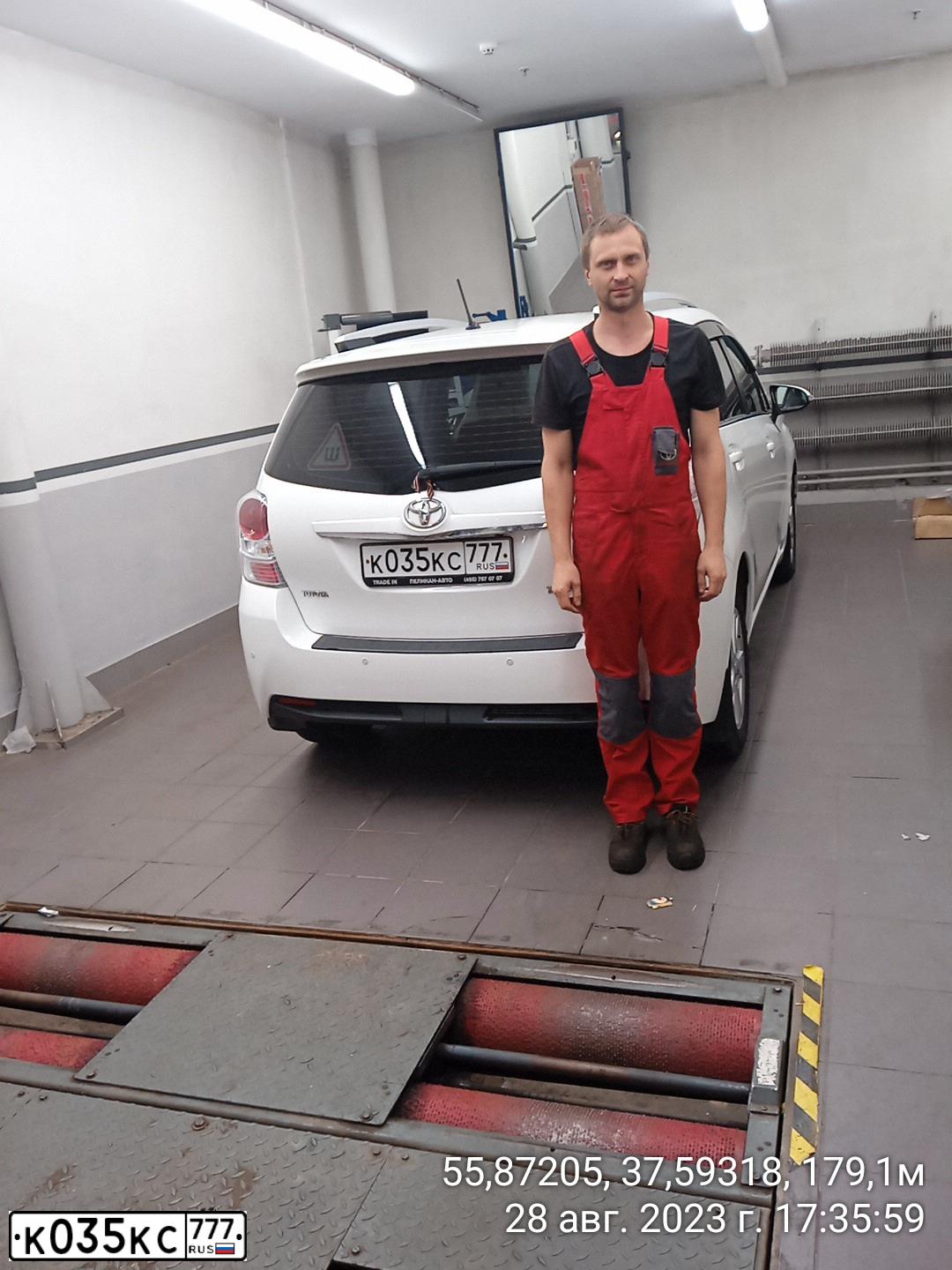Фото автомобиля TOYOTA VERSO, 2013 — госномер С131ВН50. Цвет: БЕЛЫЙ