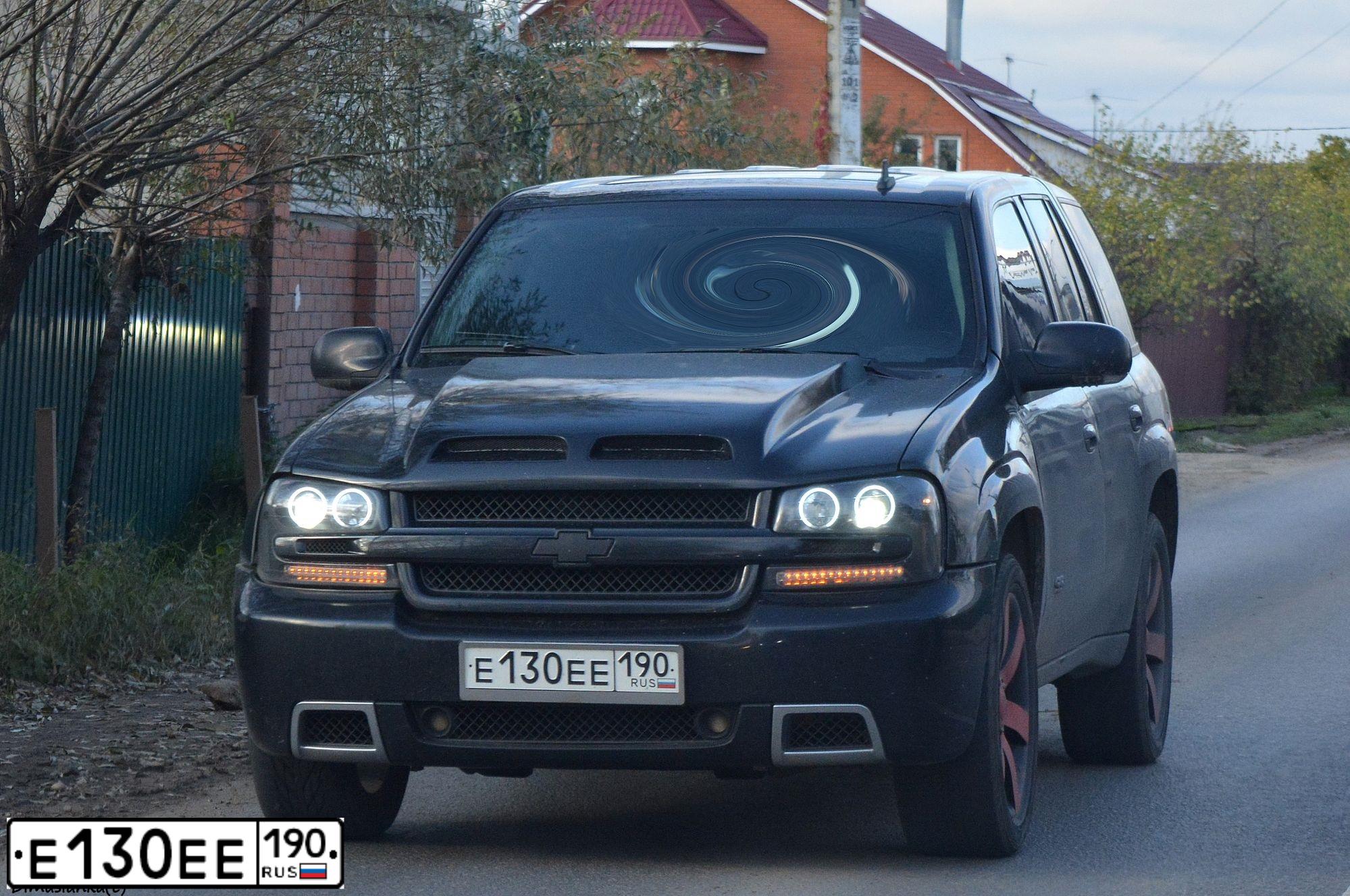Фото автомобиля CHEVROLET TRAILBLAZER, 2005 — госномер Е130ЕЕ190. Цвет: ЧЕРНЫЙ